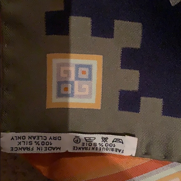 Hermès 100 💯 silk made in 🇫🇷 - Picture 3 of 4
